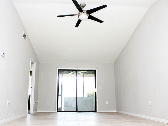 4th image of 207 Corkwood Ln