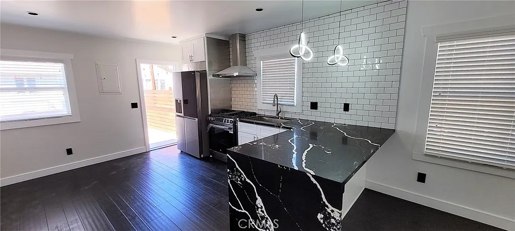 2 bed, 880 sqft, $2,700 — Photo 1
