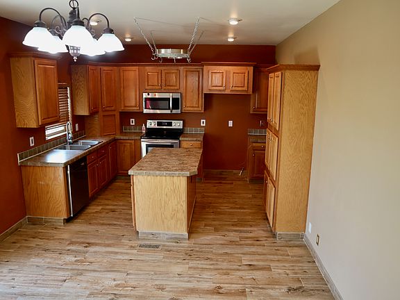 3rd image of 12 Peirce Ct