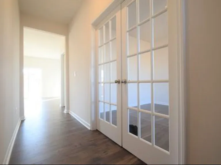 492 Fenwick Dr — Photo 2