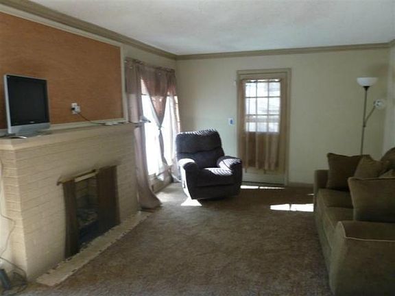 2nd image of 1016 W White Oak St