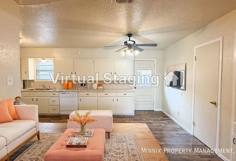 2113 S Loop 289 #B — Photo 1