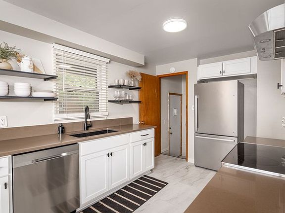4th image of 3011 W Dalke Ave