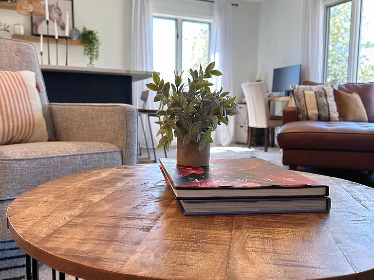 2209 Crestview Dr — Photo 5