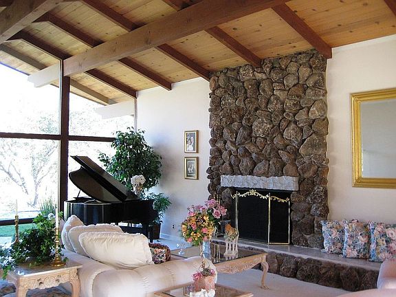 Country Living just minutes from Downtown