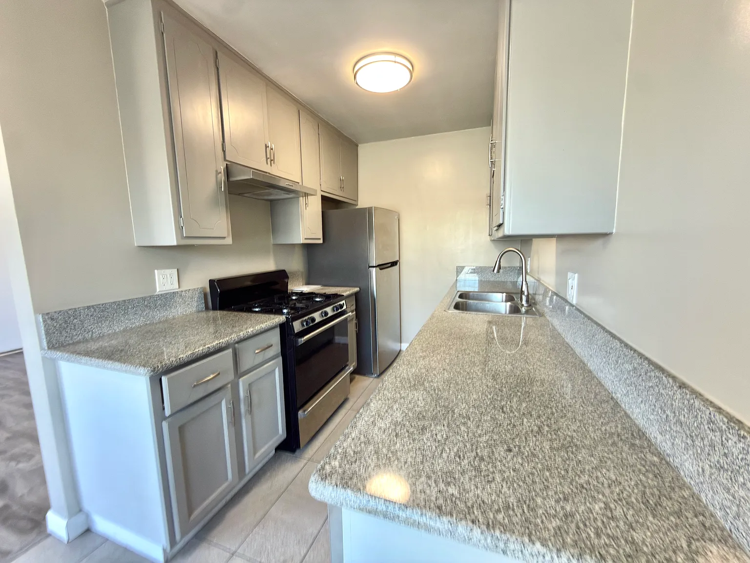 2 bed, 800 sqft, $2,104 — Photo 3