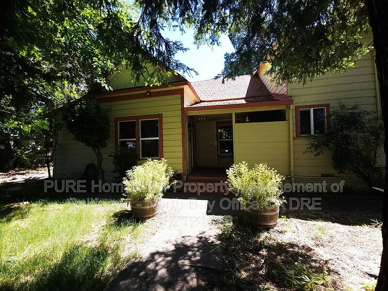 3 bed, 1.5 bath, 1964 sqft, $2,400 — Photo 2