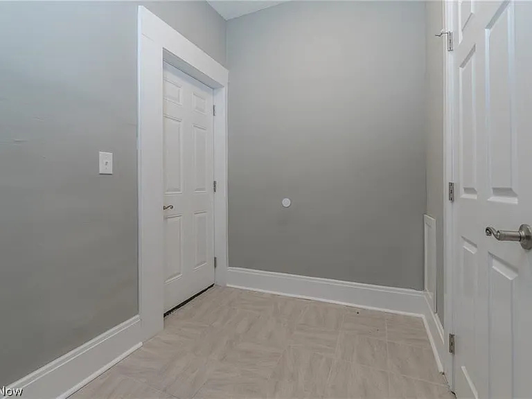 1387 W 69th St #4 — Photo 14