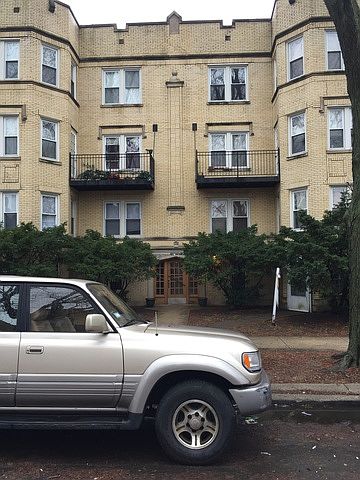 1st image of 6327 N Rockwell St #1N