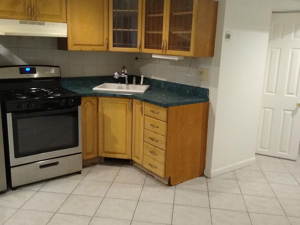 2nd image of 2545 Laconia Ave