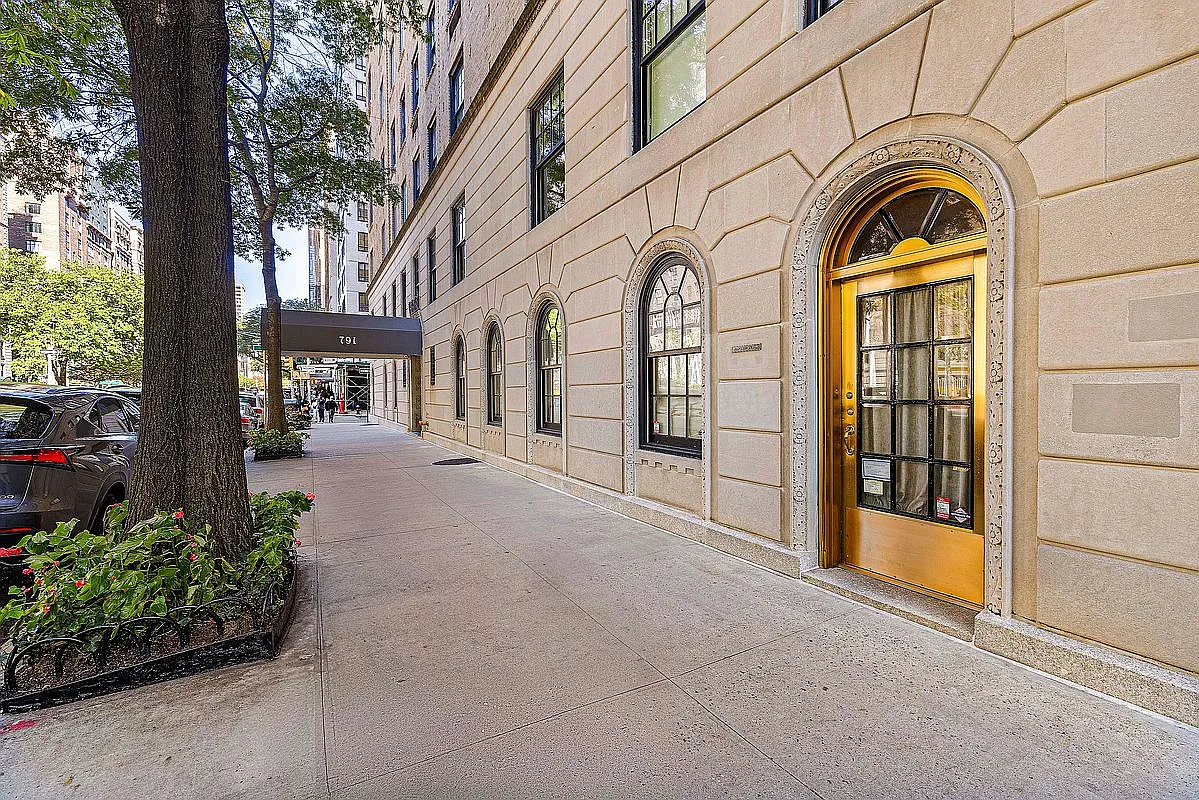 791 Park Ave #1C photo 1