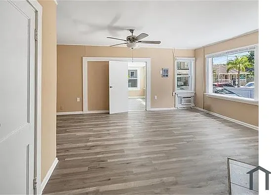 418 E Amelia Ave — Photo 5