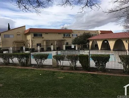 3 bed, 1200 sqft, $2,640 — Photo 2