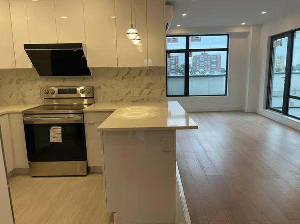 52-16 Roosevelt Avenue image 6 of 11