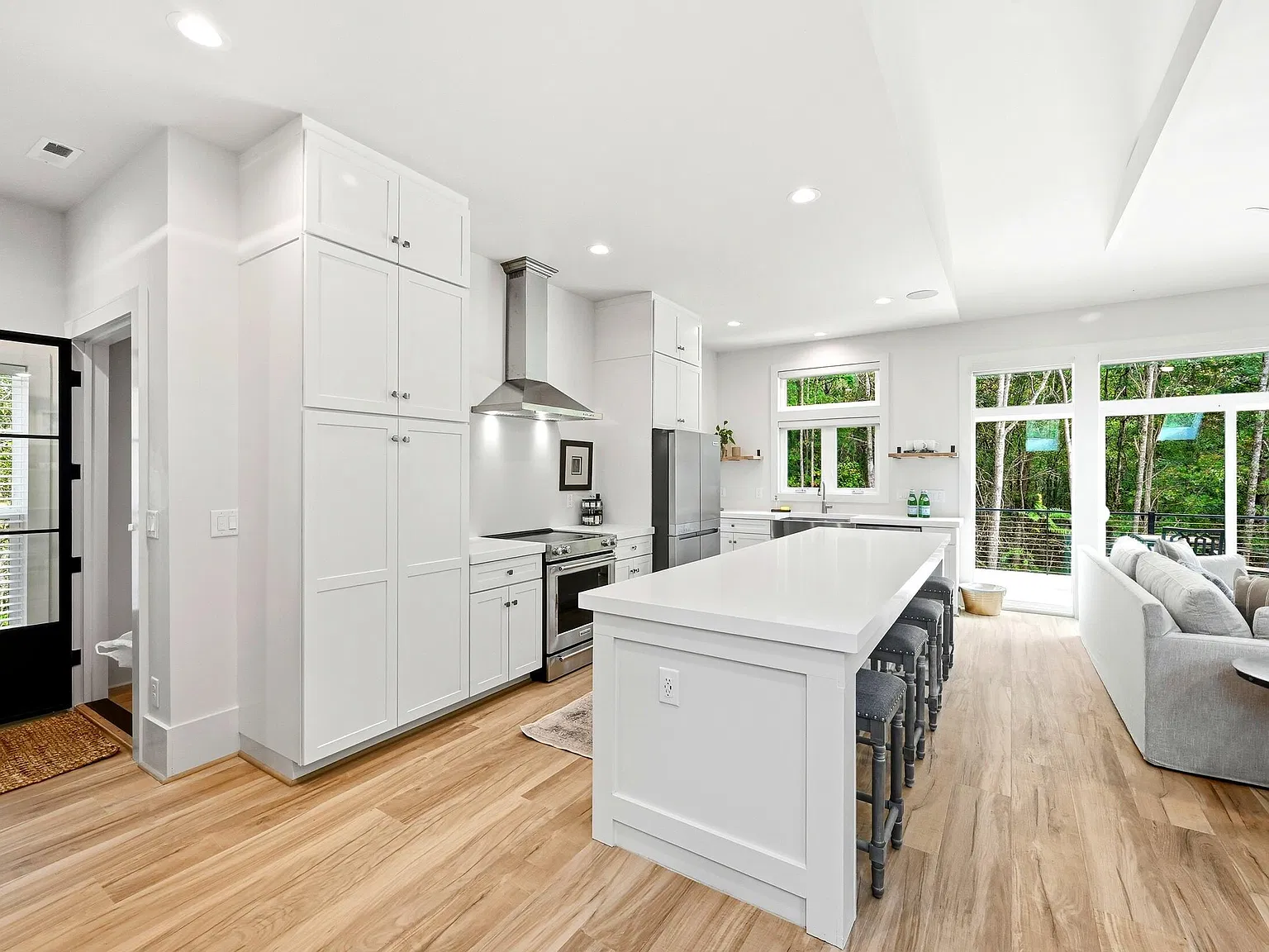 2 bed, 1.0 bath, $4,500 — Photo 4