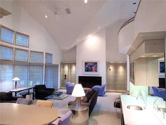 3rd image of 285 Lake Pointe Dr