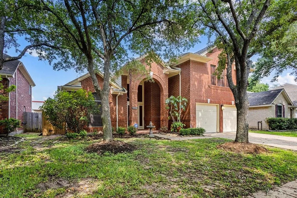 3 bed, 2.5 bath, 2690 sqft, $2,300 — Photo 3