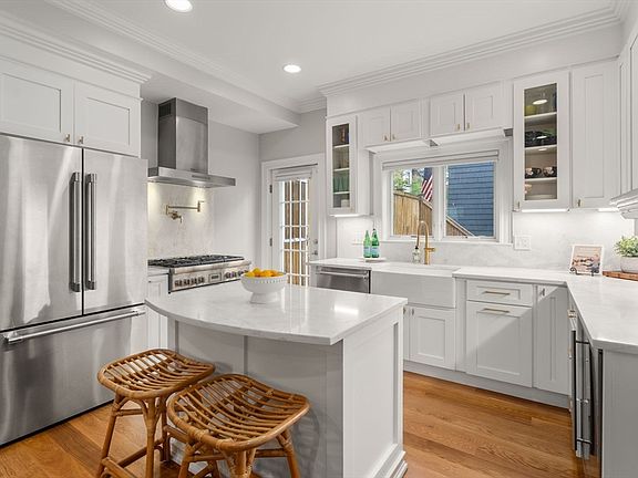2nd image of 2 Lexington St