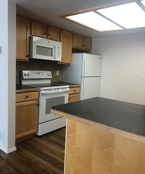 Kitchen, Laundry, Dining Rm have tile floors.