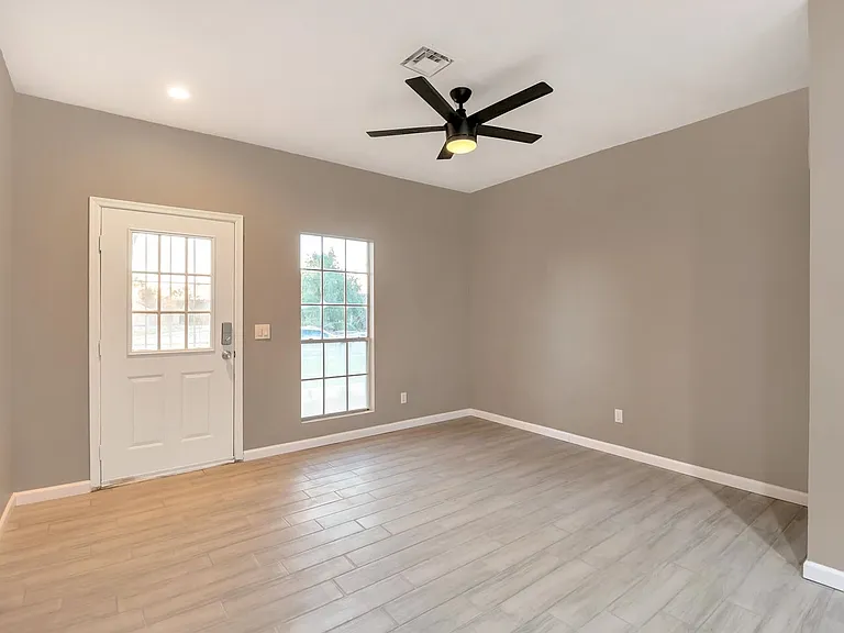 1600 N Saba St #164 — Photo 5