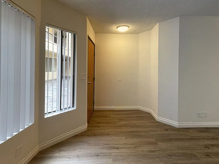 Francis Apartments...Gorgeous Newly Remodeled ...CALL NOW! — Photo 14