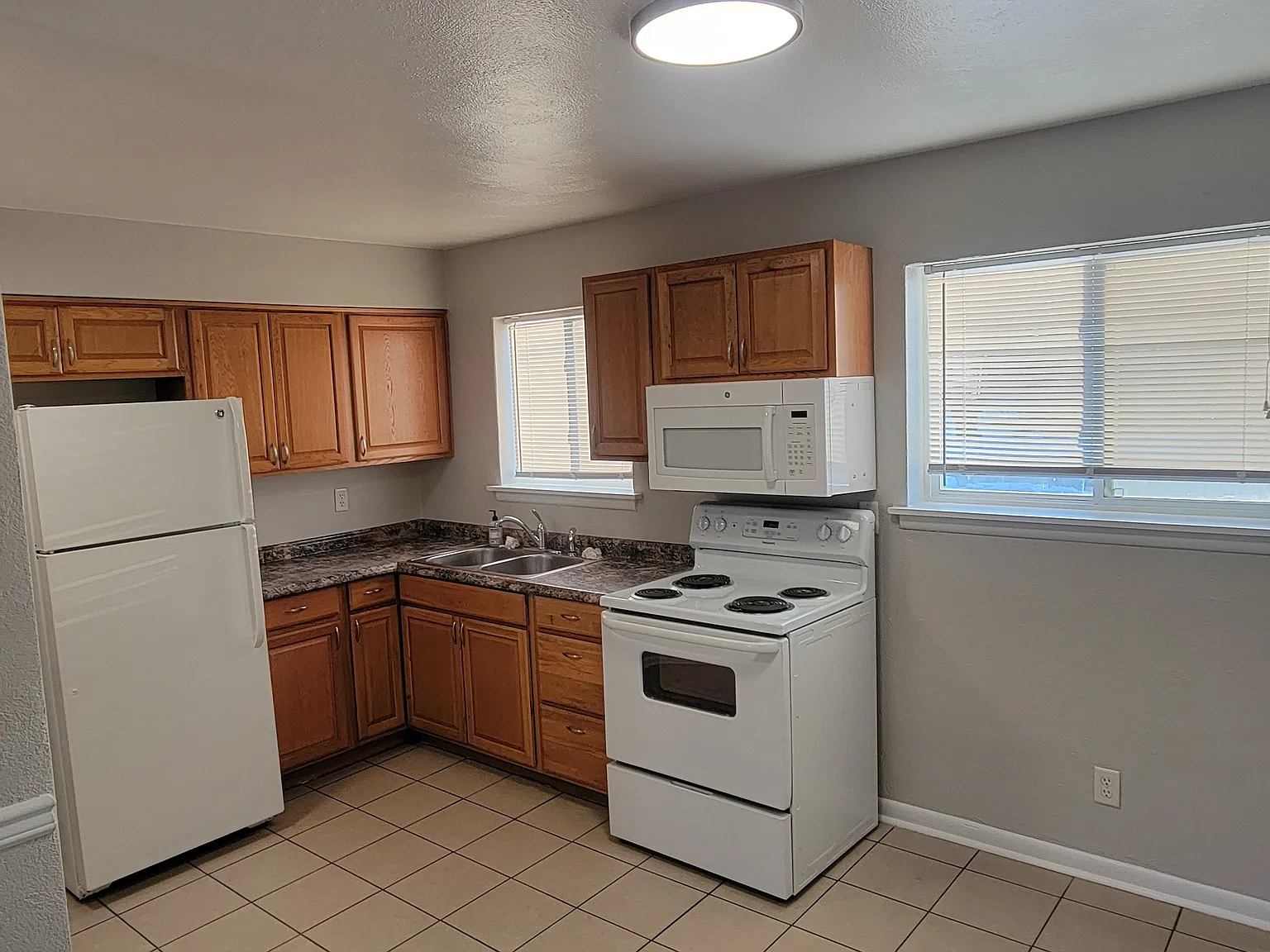 2 bed, 900 sqft, $975 — Photo 1