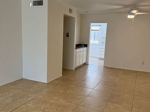 3rd image of 13959 Victory Blvd APT 4