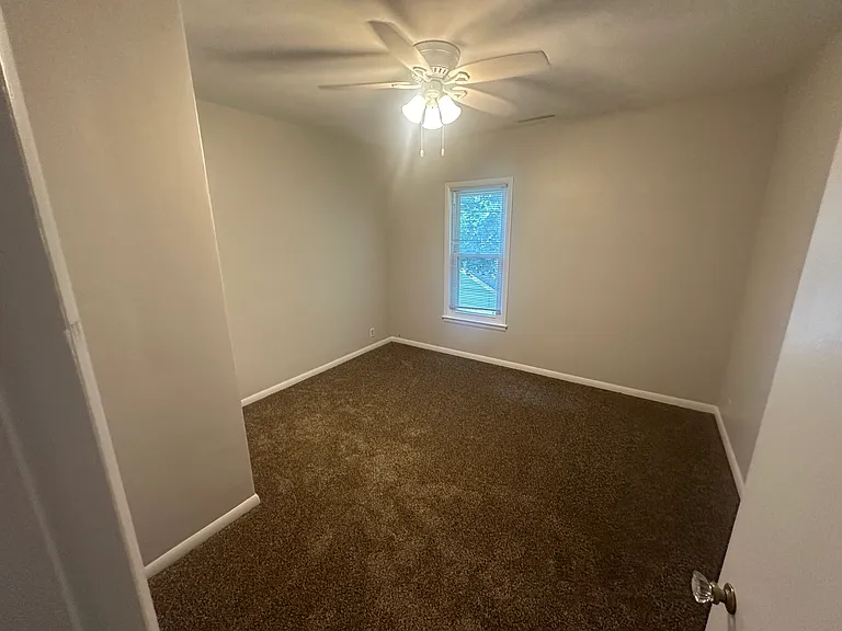 Great Oconomowoc 2 bedroom Upper Unit Next to Downtown Oconomowoc — Photo 12
