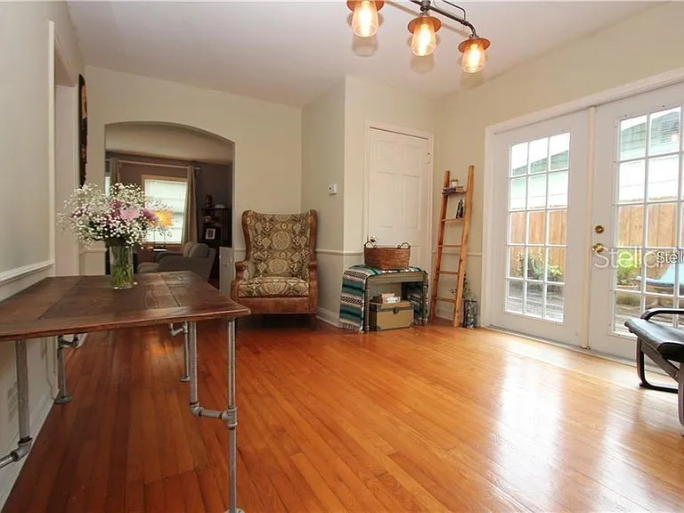 417 E Gore St — Photo 11