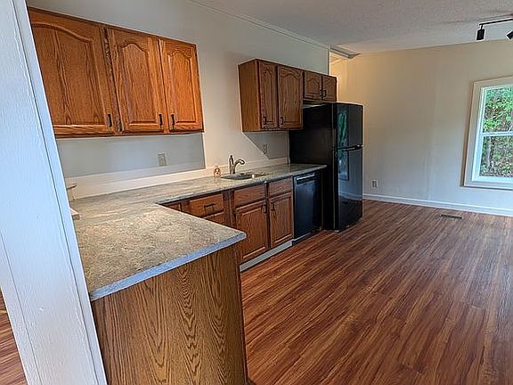 4th image of 104 Park St