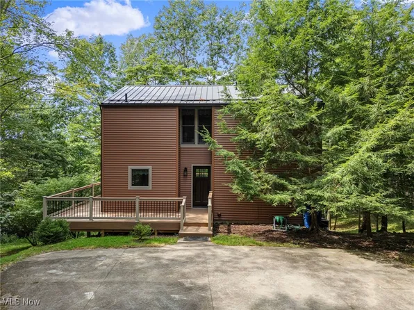 6 Cayuga Trl, Malvern, OH 44644