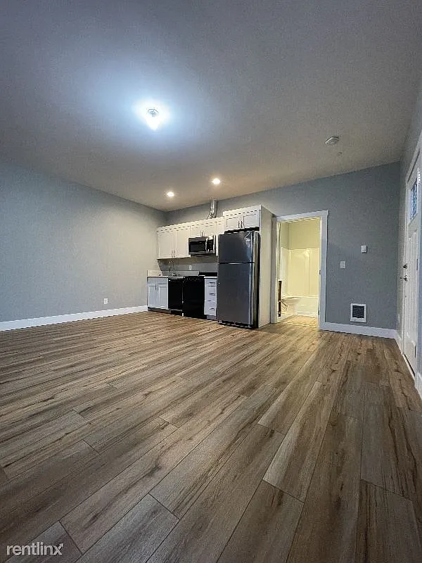 Cozy, Modern, Furnished Studio in Camas — Photo 3