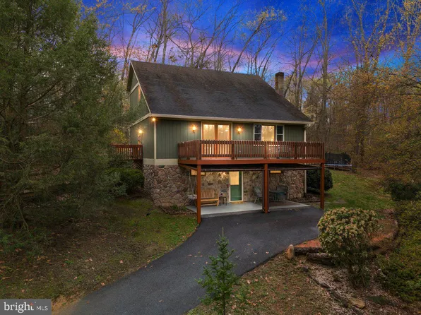 676 Paradise Valley Rd, Falling Waters, WV 25419