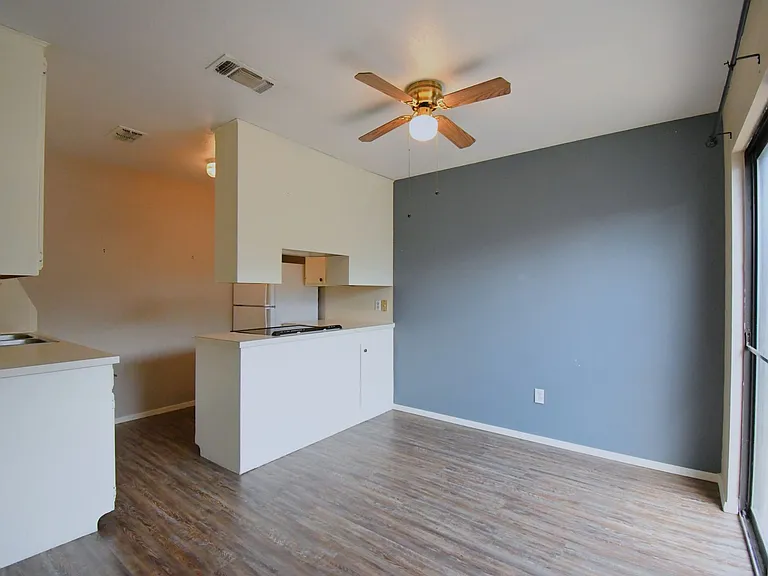 201 Parklane Dr — Photo 8