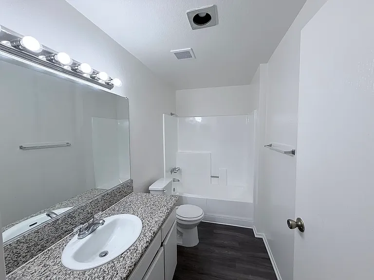 HILLHAVEN APARTMENTS — Photo 16