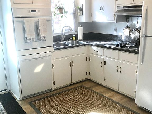 4th image of 4 Marlow Dr #A