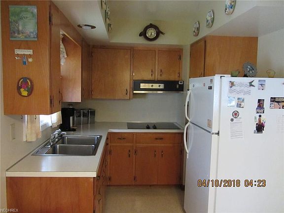 4th image of 652 Saint Clair Ave