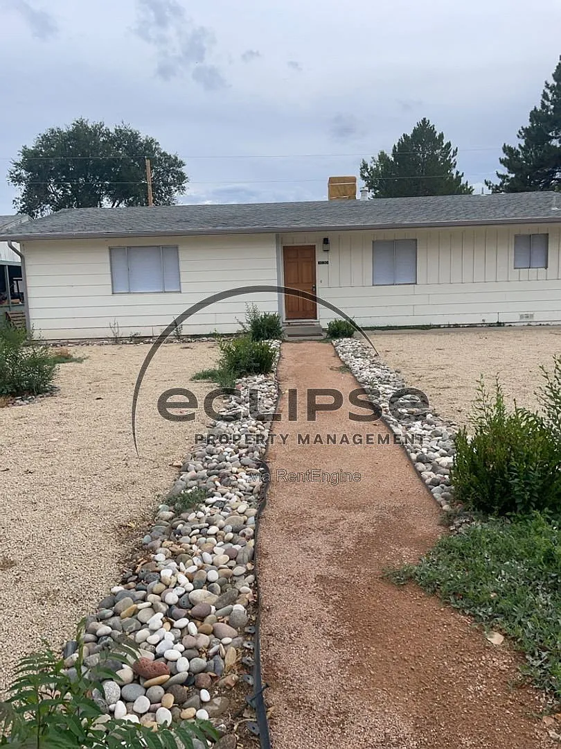 3 bed, 2.0 bath, 2500 sqft, $2,500 — Photo 2