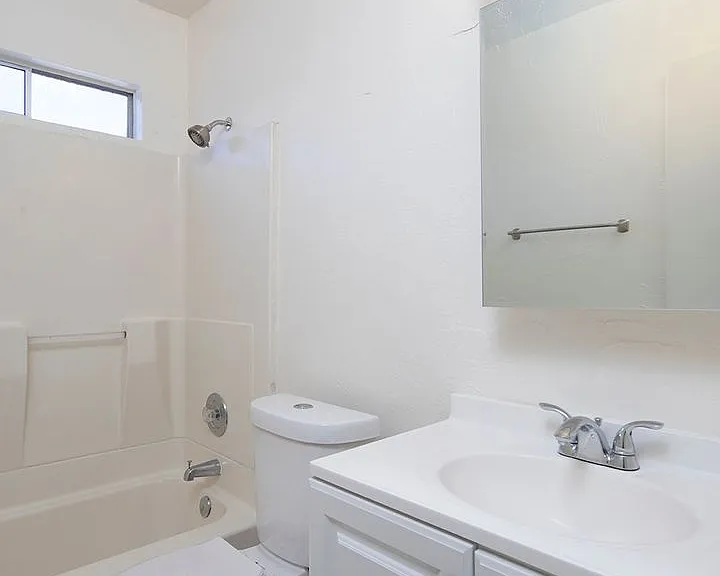 Pier View Apartments — Photo 9