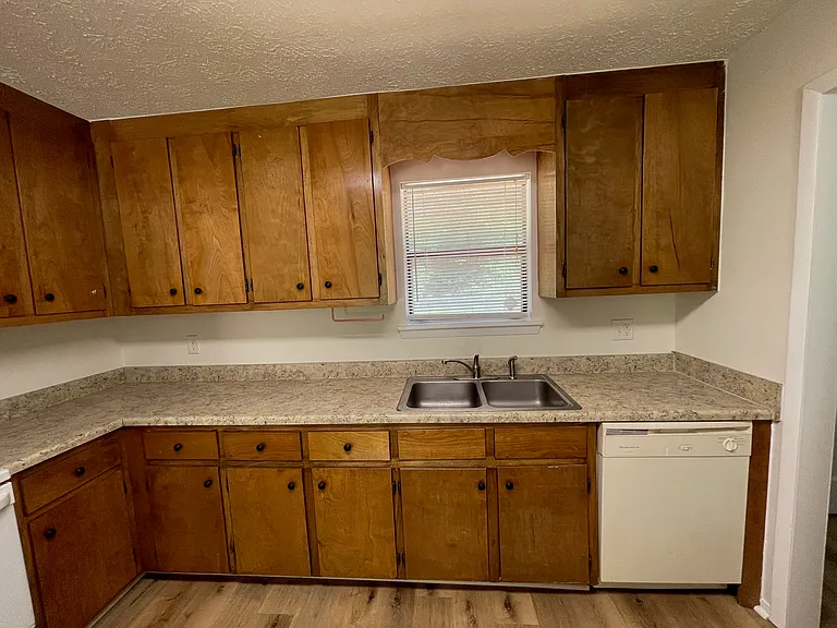105 Redstone Dr — Photo 3