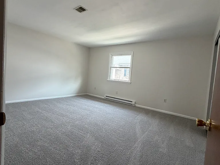 Master bedroom all new carpet and fresh paint