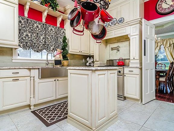 5th image of 716 Laurel Ln