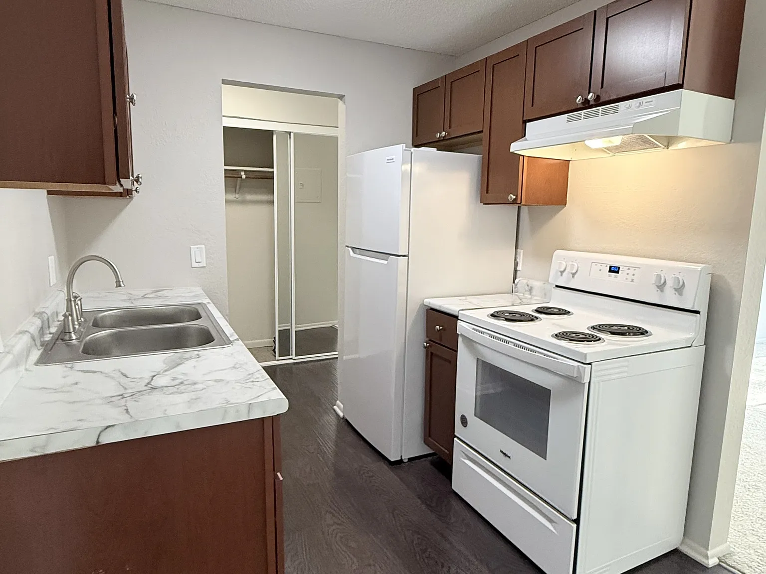Johnson Parkway Apartments — Photo 1