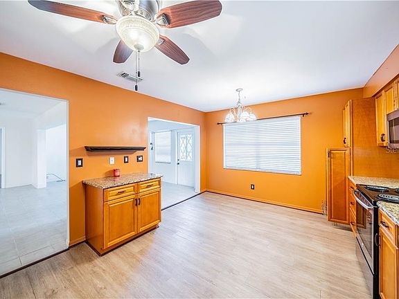 5th image of 1611 Weatherford Dr