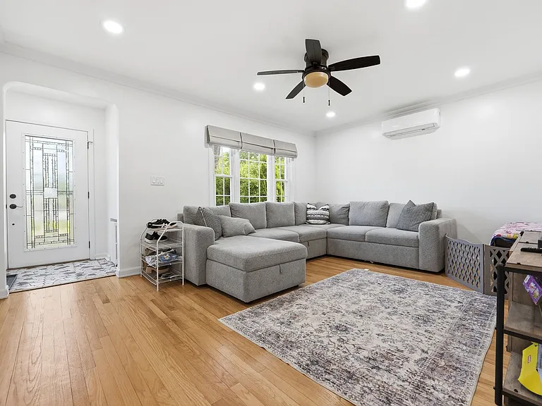 319 E Madison Ave — Photo 2