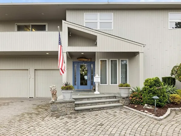 321 Grand Central Avenue, Amityville, NY 11701