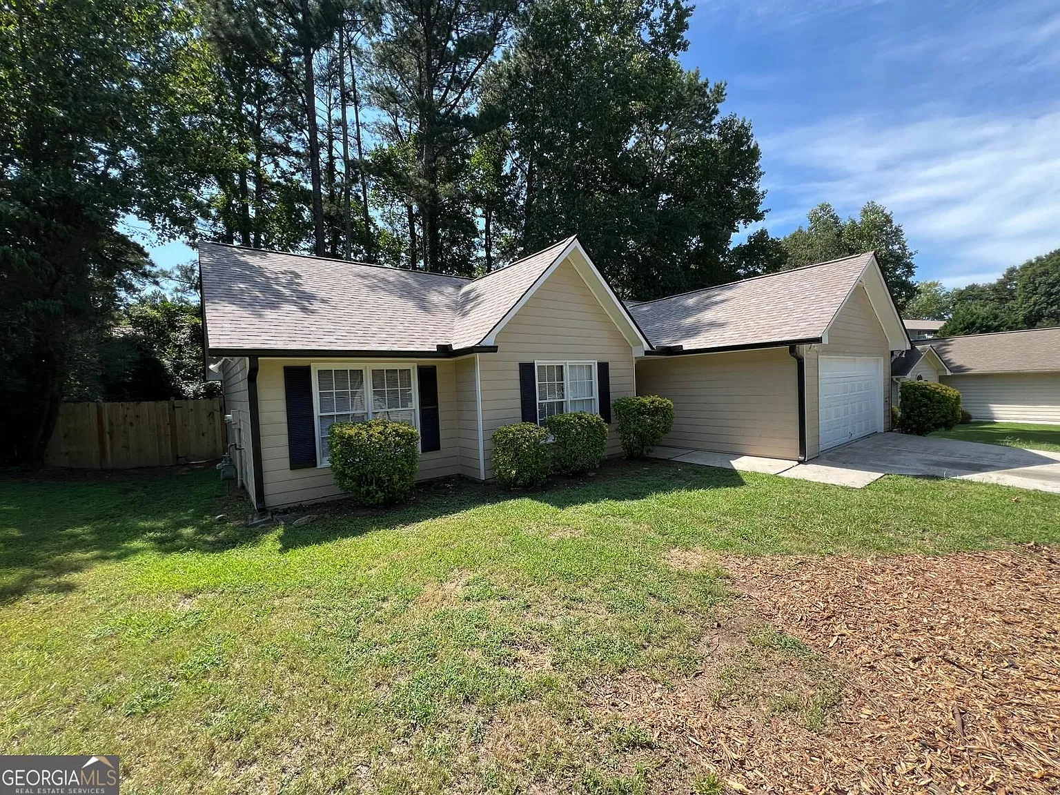 3 bed, 2.0 bath, 1348 sqft, $2,300 — Photo 2