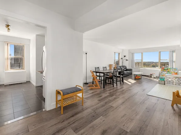 107-40 Queens Boulevard image 1 of 9