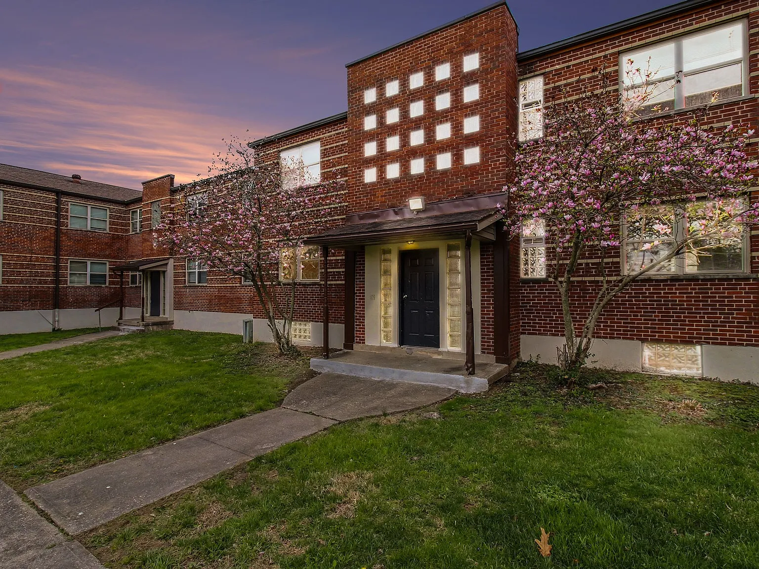 Asmann Apts — Photo 1
