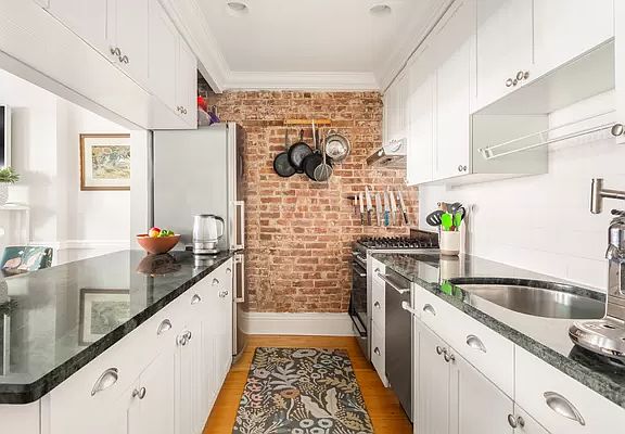 4th image of 117 W 77th St APT 5